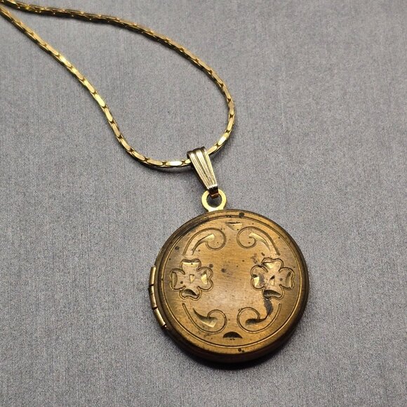 Unbranded Jewelry - VTG Gold Tone Round Floral Locket Necklace 18" Victorian Revival Pendant